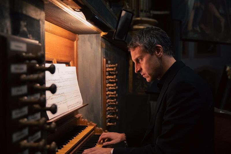 Am Spieltisch der Orgel